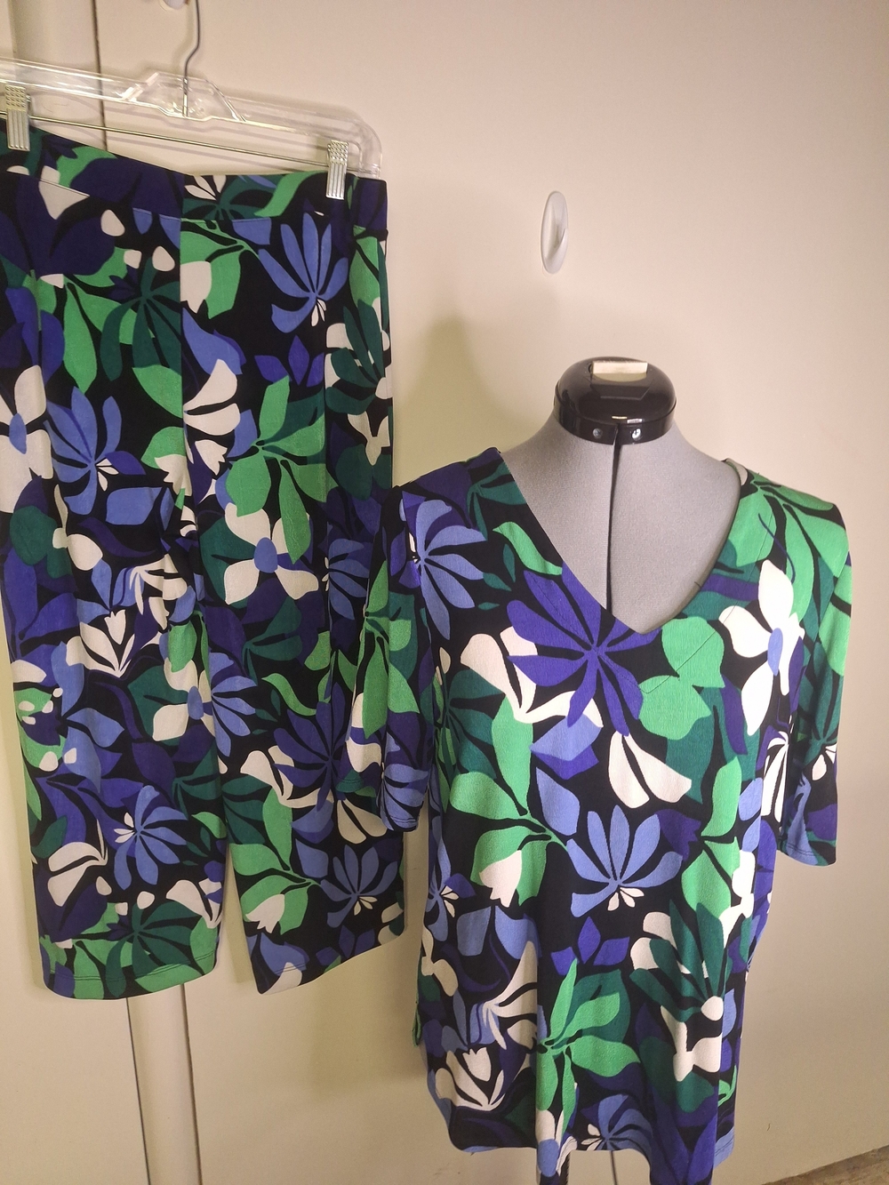 0Chico's Blue, Green & White Floral Capris Set Size 8-10